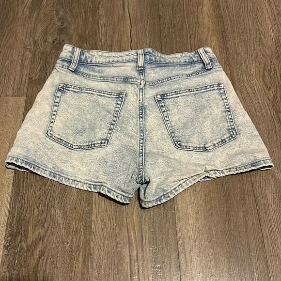 Wild Fable Highest Rise Mom Jean Shorts Women’s Size 4 | Light Wash High Waist - Picture 2 of 6